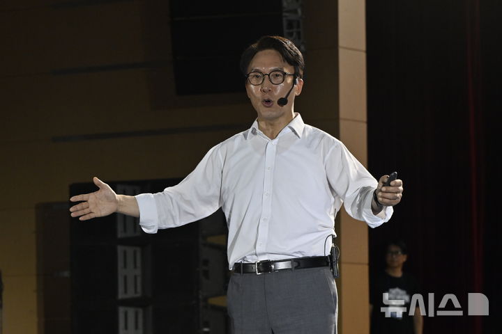 [전남광주=뉴시스] 양시원 기자 = 김민석 더불어민주당 당대표 후보가 지난 3일 전남광주 서구 김대중컨벤션센터 4층 컨벤션홀에서 열린 '선택 김민석! 전남광주 당원 필승 결의대회'에 참석해 발언하고 있다. 2026.08.03. goodwrite97@newsis.com