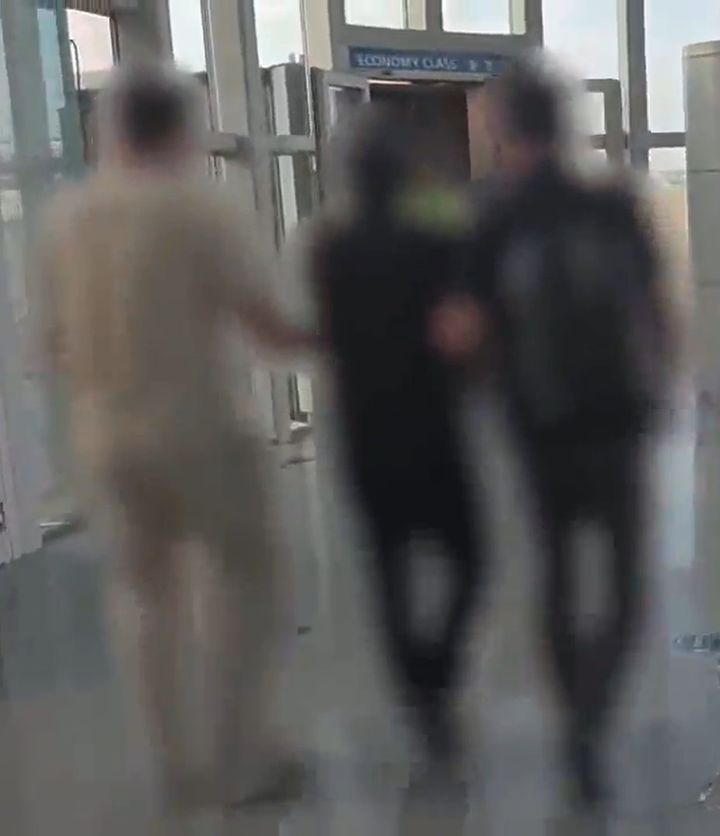 [수원=뉴시스] 29년 전 중국에서 강도살인 범죄를 저지르고 한국으로 넘어와 불법체류하며 도피하던 중국인이 검거 후 강제 송환되는 모습. (사진=경기남부경찰청 제공) 2026.8.4. photo@newsis.com *재판매 및 DB 금지