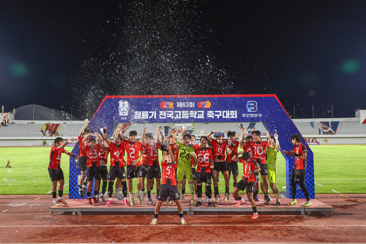 [고성(경남)=뉴시스] 신정철 기자= 경남 고성군의 철성고등학교가 3일, 고성군에서 개최된 '2026 청룡기 고등학교 U17 유스컵 축구대회' 결승전에서 충북 충주상업고등학교를 상대로 치열한 접전을 펼친 끝에 후반 박규량 선수의 결승골에 힘입어 1대0으로 승리하며 전국 정상에 우뚝섰다.사진은 철성고 U17 유스컵 우승 환호 모습.(사진=고성군 제공).2026.08.03. photo@newsis.com *재판매 및 DB 금지