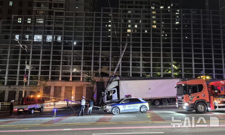 [의정부=뉴시스]경기 의정부시 신곡동 교통사고 현장.(사진=독자 제공)photo@newsis.com