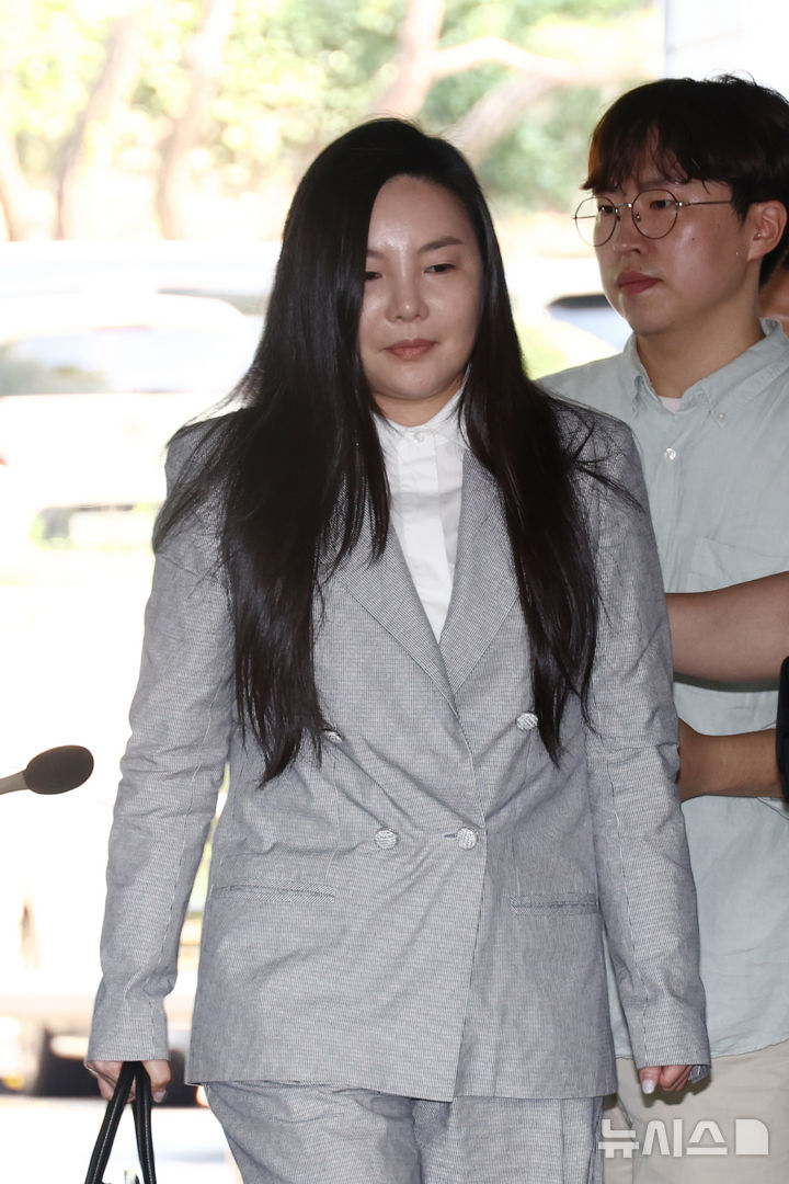 [서울=뉴시스] 고승민 기자 = 300억원대 사기 혐의를 받는 차가원 피아크그룹 회장 및 원헌드레드 대표가 구속 전 피의자 심문(영장실질심사)를 받기 위해 3일 서울중앙지방법원으로 출석하고 있다. 차 대표는 자사 소속 연예인의 지식재산권(IP)을 이용한 사업을 주식회사 노머스에 제안해 계약을 체결하고 242억원의 선수금을 받았으나 실제 사업을 이행하지 않은 혐의를 받는다. 피해 규모는 약 300억원으로 조사됐다. 2026.08.03. kkssmm99@newsis.com