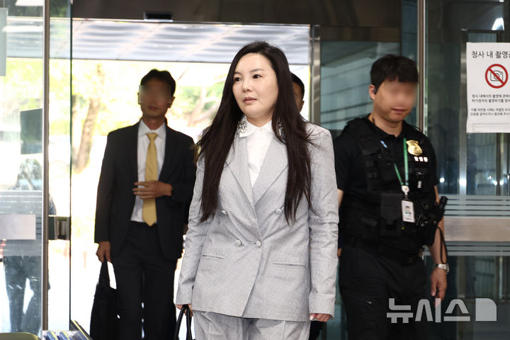 [서울=뉴시스] 고승민 기자 = 300억원대 사기 혐의를 받는 차가원 피아크그룹 회장 및 원헌드레드 대표가 구속 전 피의자 심문(영장실질심사)를 받기 위해 3일 서울중앙지방법원으로 출석하고 있다.&nbsp; 차 대표는 자사 소속 연예인의 지식재산권(IP)을 이용한 사업을 주식회사 노머스에 제안해 계약을 체결하고 242억원의 선수금을 받았으나 실제 사업을 이행하지 않은 혐의를 받는다. 피해 규모는 약 300억원으로 조사됐다. 2026.08.03. kkssmm99@newsis.com