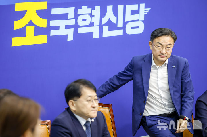 [서울=뉴시스] 정병혁 기자 = 신장식 조국혁신당 대표가 3일 서울 여의도 국회에서 열린 최고위원회의에 참석하고 있다. 2026.08.03. jhope@newsis.com