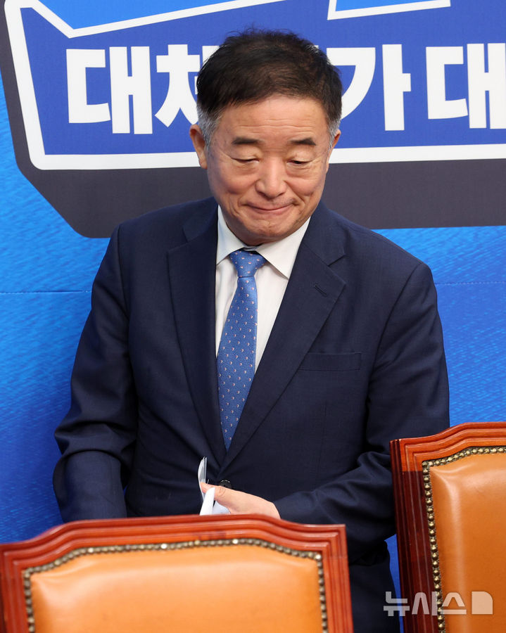 [서울=뉴시스] 고범준 기자 = 강득구 더불어민주당 최고위원이 3일 서울 여의도 국회에서 열린 최고위원회의에 참석하고 있다. 2026.08.03. bjko@newsis.com