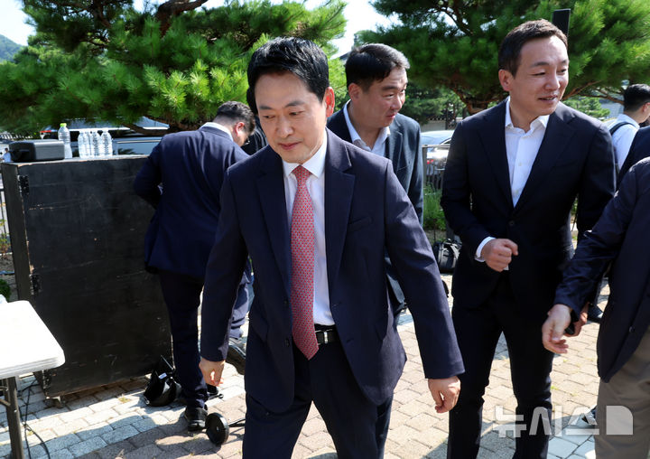 [서울=뉴시스] 박영태 기자 = 장동혁 국민의힘 대표 등 지도부가 3일 서울 종로구 청와대 분수대 앞에서 열린 보완수사권 폐지 악법 거부권 촉구 현장 최고위원회의를 끝내고 이동하고 있다. 2026.08.03. since1999@newsis.com