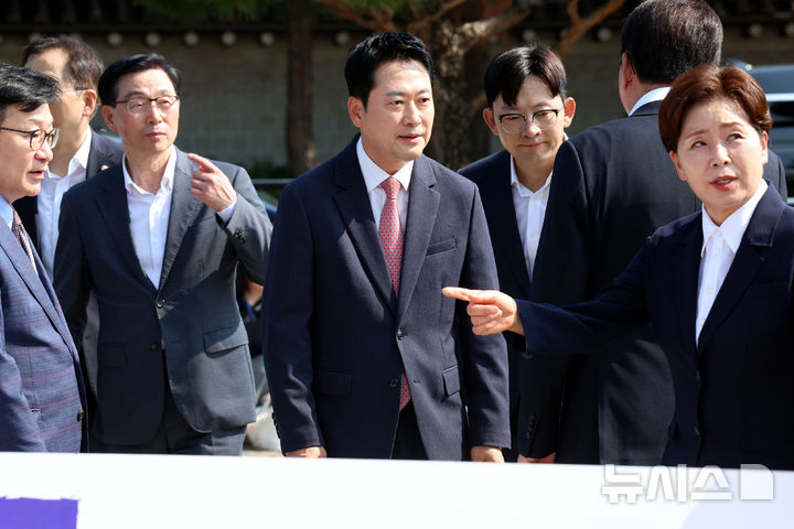 [서울=뉴시스] 박영태 기자 = 장동혁 국민의힘 대표가 3일 서울 종로구 청와대 분수대 앞에서 열린 보완수사권 폐지 악법 거부권 촉구 현장 최고위원회의를 끝내고 인사를 나누고 있다. 2026.08.03. since1999@newsis.com