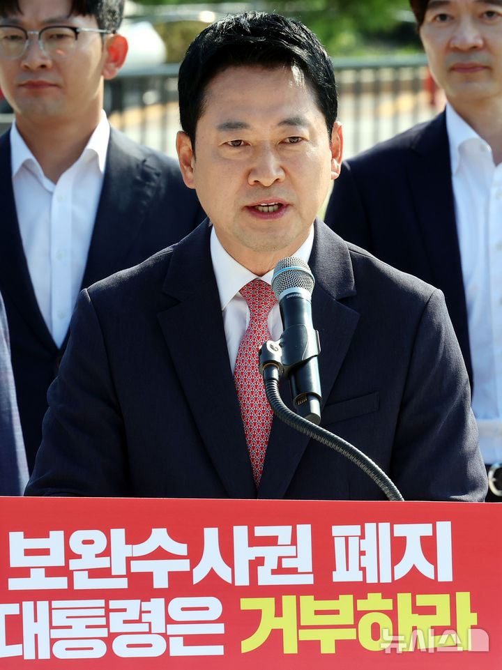 [서울=뉴시스] 박영태 기자 = 장동혁 국민의힘 대표가 3일 서울 종로구 청와대 분수대 앞에서 열린 보완수사권 폐지 악법 거부권 촉구 현장 최고위원회의애서 발언하고 있다. 2026.08.03. since1999@newsis.com