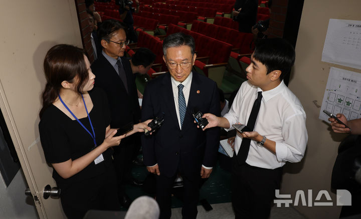 [과천=뉴시스] 김금보 기자 = 정성호 법무부 장관이 3일 경기 과천시 정부과천청사에서 신임검사 임관식을 마친 뒤 형사소송법 개정안 관련 취재진 질문에 답하고 있다. 2026.08.03. kgb@newsis.com