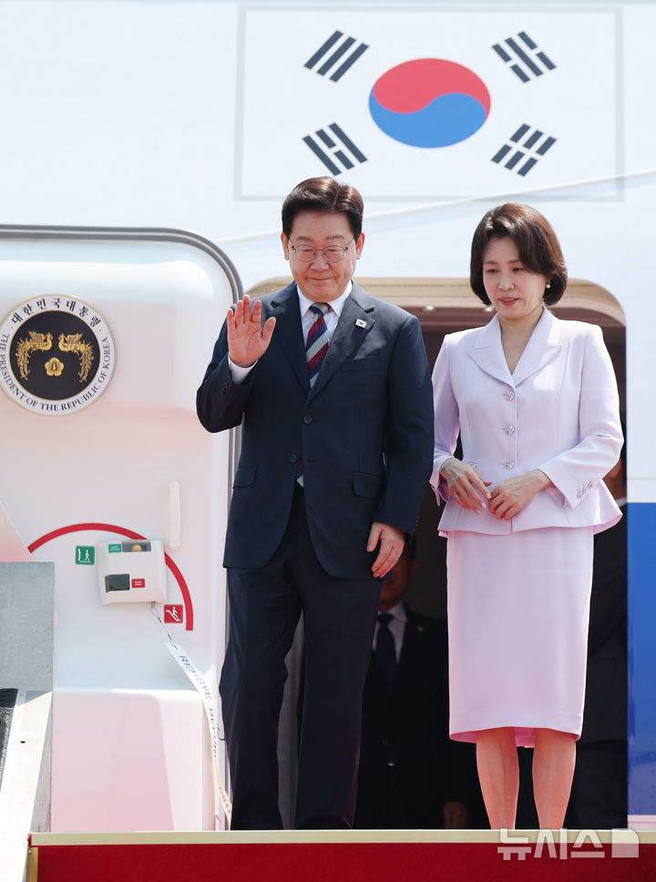 [성남=뉴시스] 김진아 기자 = 미국·남미·독일 순방 일정을 마친 이재명 대통령과 김혜경 여사가 3일 경기 성남 서울공항에 도착해 인사하고 있다. 2026.08.03. bluesoda@newsis.com