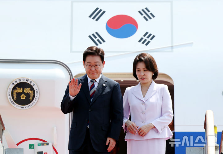 [성남=뉴시스] 김진아 기자 = 미국·남미·독일 순방 일정을 마친 이재명 대통령과 김혜경 여사가 3일 경기 성남 서울공항에 도착해 인사하고 있다. 2026.08.03. bluesoda@newsis.com
