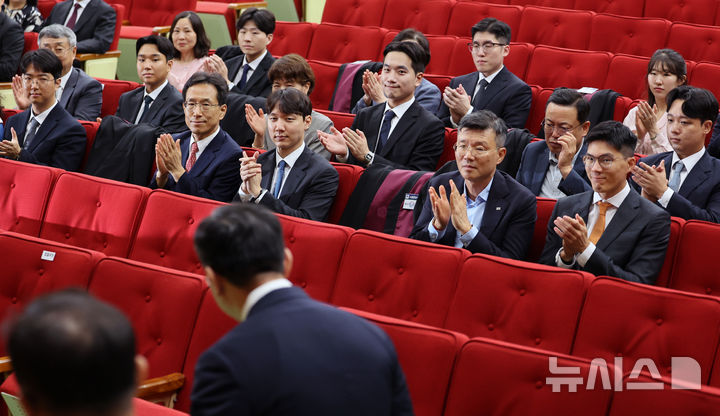 [과천=뉴시스] 김금보 기자 = 신임검사들이 3일 오전 경기 과천시 정부과천청사에서 열린 임관식에서 입장하는 정성호 법무부 장관을 지켜보고 있다. 2026.08.03. kgb@newsis.com