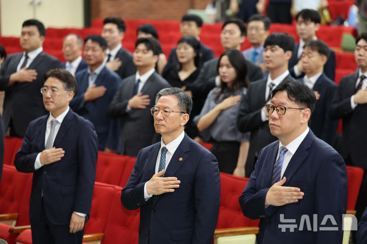 [과천=뉴시스] 김금보 기자 = 정성호 법무부 장관이 3일 오전 경기 과천시 정부과천청사에서 열린 신임검사 임관식에서 국민의례를 하고 있다. 2026.08.03. kgb@newsis.com
