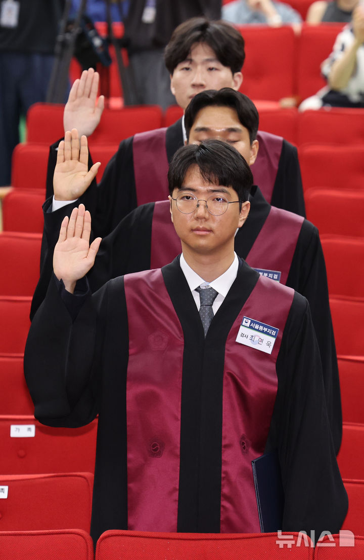 [과천=뉴시스] 김금보 기자 = 신임검사들이 3일 오전 경기 과천시 정부과천청사에서 열린 임관식에서 선서를 하고 있다. 2026.08.03. kgb@newsis.com