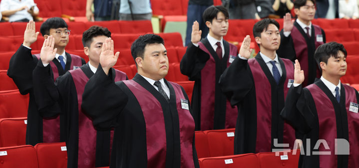 [과천=뉴시스] 김금보 기자 = 신임검사들이 3일 오전 경기 과천시 정부과천청사에서 열린 임관식에서 선서를 하고 있다. 2026.08.03. kgb@newsis.com
