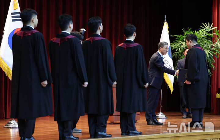 [과천=뉴시스] 김금보 기자 = 정성호 법무부 장관이 3일 오전 경기 과천시 정부과천청사에서 열린 신임검사 임관식에서 임명장을 수여하고 있다. 2026.08.03. kgb@newsis.com
