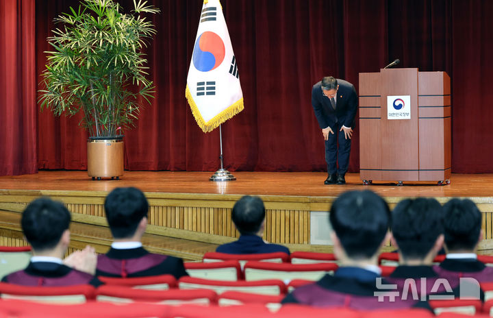 [과천=뉴시스] 김금보 기자 = 정성호 법무부 장관이 3일 오전 경기 과천시 정부과천청사에서 열린 신임검사 임관식에서 인사를 하고 있다. 2026.08.03. kgb@newsis.com
