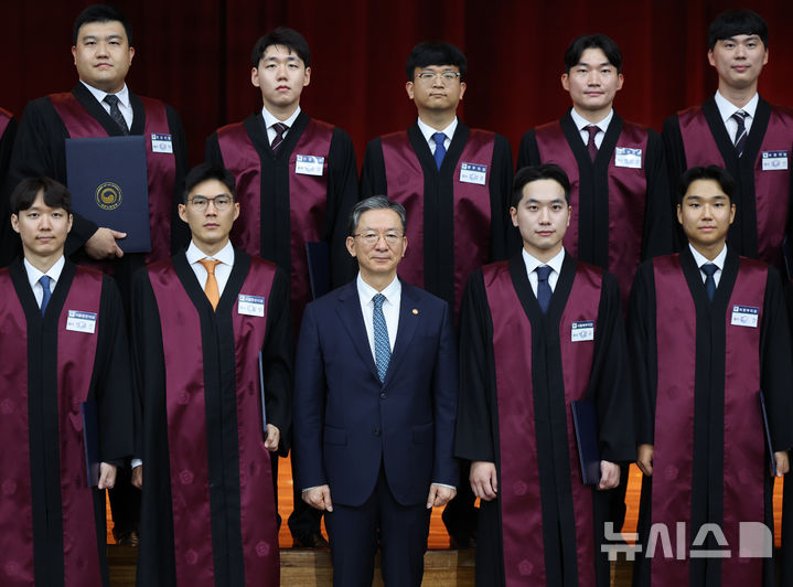 [과천=뉴시스] 김금보 기자 = 정성호 법무부 장관이 3일 오전 경기 과천시 정부과천청사에서 열린 신임검사 임관식에서 기념촬영을 하고 있다. 2026.08.03. kgb@newsis.com