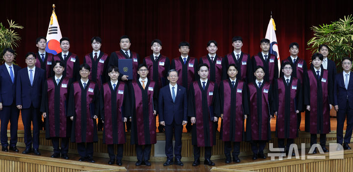 [과천=뉴시스] 김금보 기자 = 정성호 법무부 장관이 3일 오전 경기 과천시 정부과천청사에서 열린 신임검사 임관식에서 기념촬영을 하고 있다. 2026.08.03. kgb@newsis.com