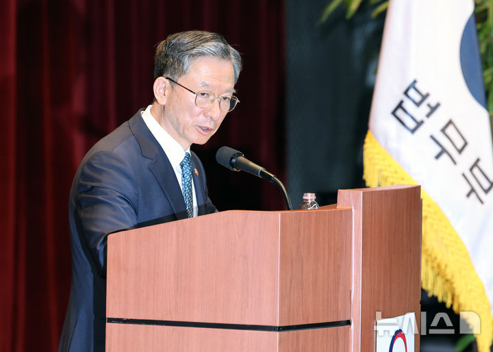 [과천=뉴시스] 김금보 기자 = 정성호 법무부 장관이 3일 오전 경기 과천시 정부과천청사에서 열린 신임검사 임관식에서 발언하고 있다. 2026.08.03. kgb@newsis.com