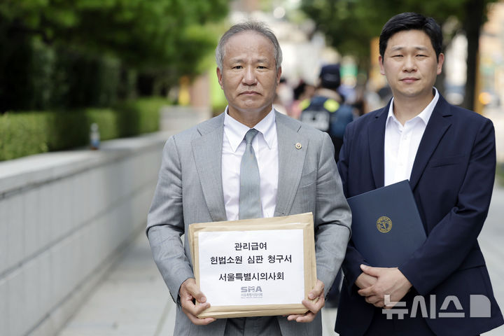 [서울=뉴시스] 최동준 기자 = 황규석(왼쪽) 서울특별시의사회 회장과 청구인이 3일 서울 종로구 헌법재판소 앞에서 관리급여 헌법소원심판 청구서 제출을 하기 위해 민원실로 향하고 있다. 2026.08.03. photocdj@newsis.com