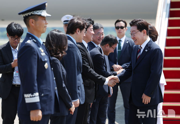 [성남=뉴시스] 김진아 기자 = 미국·남미·독일 순방 일정을 마친 이재명 대통령과 김혜경 여사가 3일 경기 성남 서울공항에 도착해 강훈식 비서실장과 인사하고 있다. 2026.08.03. bluesoda@newsis.com