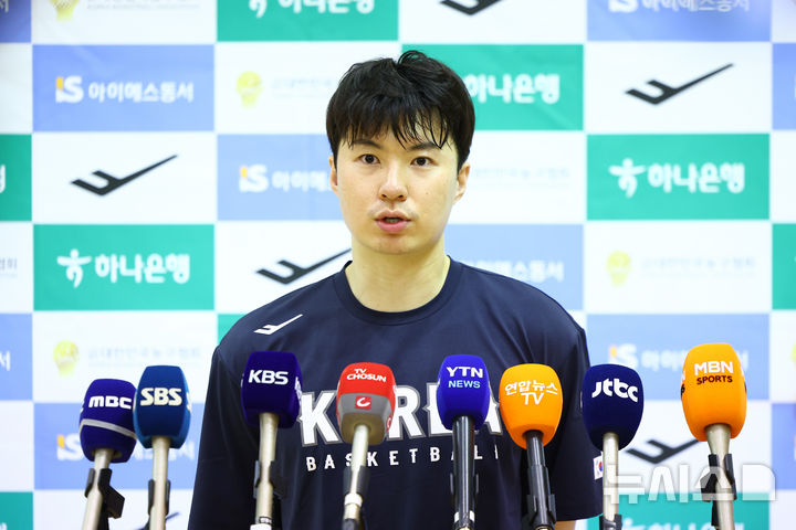 [진천=뉴시스] 황준선 기자 = 2026 아이치·나고야 아시안게임 남자농구 국가대표팀 이현중이 3일 충북 진천국가대표선수촌에서 열린 미디어데이에서 공개훈련에서 취재진과 인터뷰 하고 있다. 2026.08.03. hwang@newsis.com