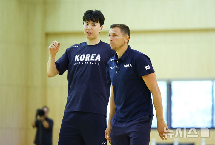[진천=뉴시스] 황준선 기자 = 2026 아이치·나고야 아시안게임 남자농구 국가대표팀 니콜라스 마줄스 감독과 이현중이 3일 충북 진천국가대표선수촌에서 열린 미디어데이에서 공개훈련에서 대화 하고 있다. 2026.08.03. hwang@newsis.com