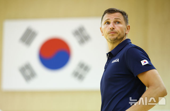 [진천=뉴시스] 황준선 기자 = 2026 아이치·나고야 아시안게임 남자농구 국가대표팀 니콜라스 마줄스 감독이 3일 충북 진천국가대표선수촌에서 열린 미디어데이에서 공개훈련에서 훈련 지도를 하고 있다. 2026.08.03. hwang@newsis.com