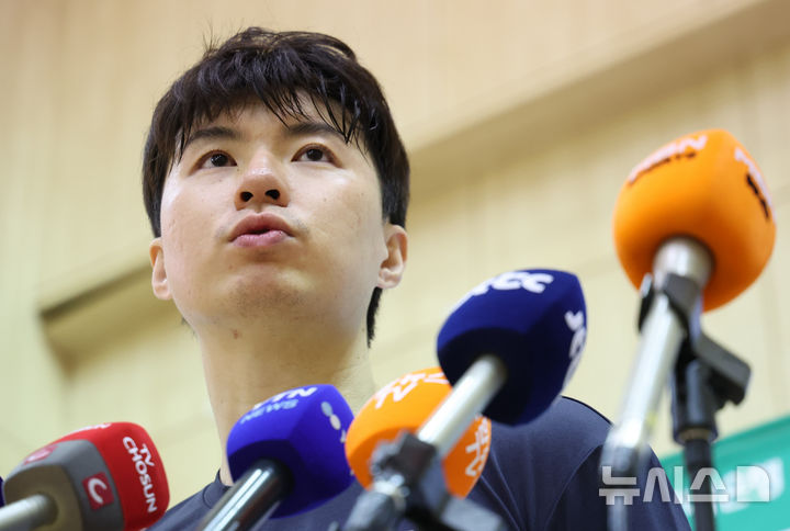 [진천=뉴시스] 황준선 기자 = 2026 아이치·나고야 아시안게임 남자농구 국가대표팀 이현중이 3일 충북 진천국가대표선수촌에서 열린 미디어데이에서 공개훈련에서 취재진과 인터뷰 하고 있다. 2026.08.03. hwang@newsis.com