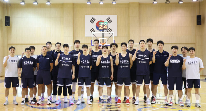 [진천=뉴시스] 황준선 기자 = 2026 아이치·나고야 아시안게임에 출전하는 남자농구 국가대표팀 이 3일 충북 진천국가대표선수촌에서 열린 미디어데이에서 기념촬영 하고 있다. 2026.08.03. hwang@newsis.com