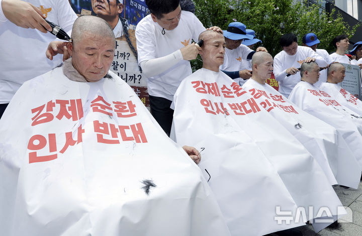 [서울=뉴시스] 최동준 기자 = 전국경찰직장협의회가 3일 서울 서대문구 경찰청 앞에서 순환인사 반대 삭발을 하고 있다. 2026.08.03. photocdj@newsis.com