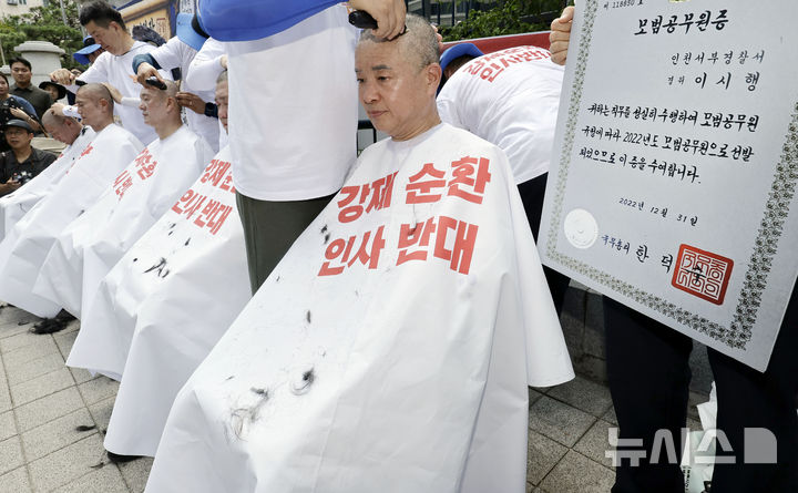 [서울=뉴시스] 최동준 기자 = 전국경찰직장협의회가 3일 서울 서대문구 경찰청 앞에서 순환인사 반대 삭발을 하고 있다. 2026.08.03. photocdj@newsis.com