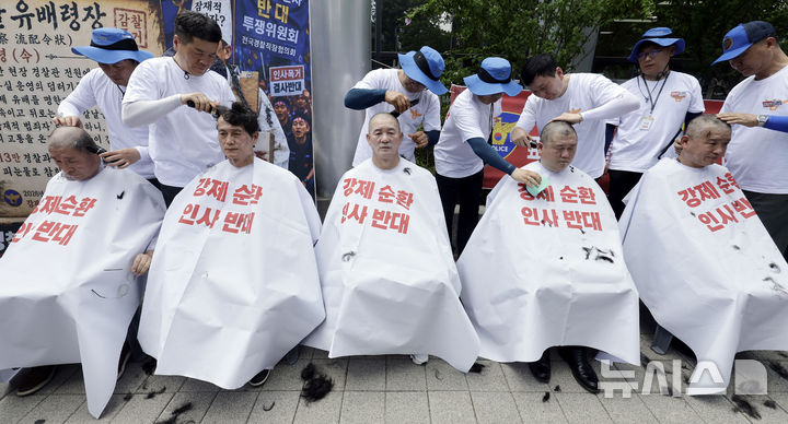 [서울=뉴시스] 최동준 기자 = 전국경찰직장협의회가 3일 서울 서대문구 경찰청 앞에서 순환인사 반대 삭발을 하고 있다. 2026.08.03. photocdj@newsis.com