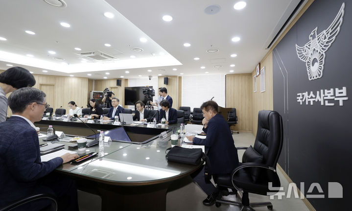 [서울=뉴시스] 최동준 기자 = 3일 서울 서대문구 경찰청 국가수사본부에서 열린 경찰 수사개혁위원회 회의에서 김남준 위원장 등 참석자들이 회의 시작을 기다리고 있다. 2026.08.03. photocdj@newsis.com