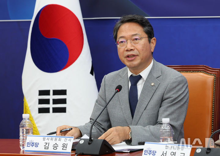 [서울=뉴시스] 김근수 기자 = 김승원 국회 법제사법위원회 민주당 간사가 3일 오후 서울 여의도 국회에서 열린 형사소송법 개정 국민보고회에서 설명하고 있다. 2026.08.03. ks@newsis.com