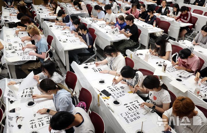  [부산=뉴시스] 하경민 기자 = '2026학년도 부경국제계절학기'에 참가한 외국인 대학생들이 3일 부산 남구 국립부경대학교에서 서예를 배우고 있다.  9개국 19개 대학에서 온 외국인 대학생 100여 명은 오는 14일까지 다양한 한국문화를 체험한다. 2026.08.03. yulnetphoto@newsis.com