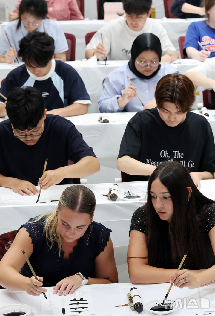  [부산=뉴시스] 하경민 기자 = '2026학년도 부경국제계절학기'에 참가한 외국인 대학생들이 3일 부산 남구 국립부경대학교에서 서예를 배우고 있다.  9개국 19개 대학에서 온 외국인 대학생 100여 명은 오는 14일까지 다양한 한국문화를 체험한다. 2026.08.03. yulnetphoto@newsis.com