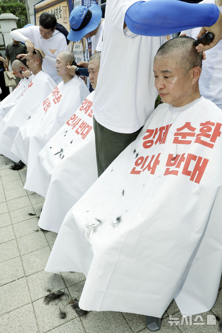 [서울=뉴시스] 최동준 기자 = 전국경찰직장협의회가 3일 서울 서대문구 경찰청 앞에서 순환인사 반대 삭발을 하고 있다. 2026.08.03. photocdj@newsis.com