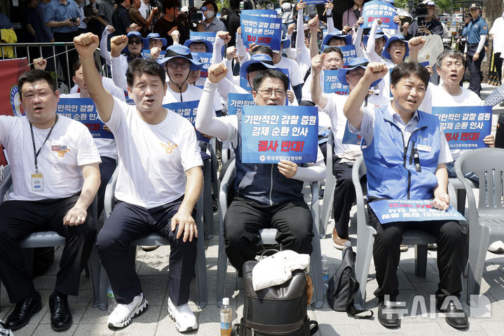 [서울=뉴시스] 최동준 기자 = 전국경찰직장협의회가 3일 서울 서대문구 경찰청 앞에서 순환인사 규탄 구호를 외치고 있다. 2026.08.03. photocdj@newsis.com