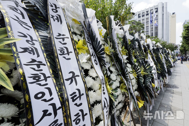 [서울=뉴시스] 최동준 기자 = 3일 서울 서대문구 경찰청 앞에 순환인사 규탄 근조화환이 놓여 있다. 2026.08.03. photocdj@newsis.com