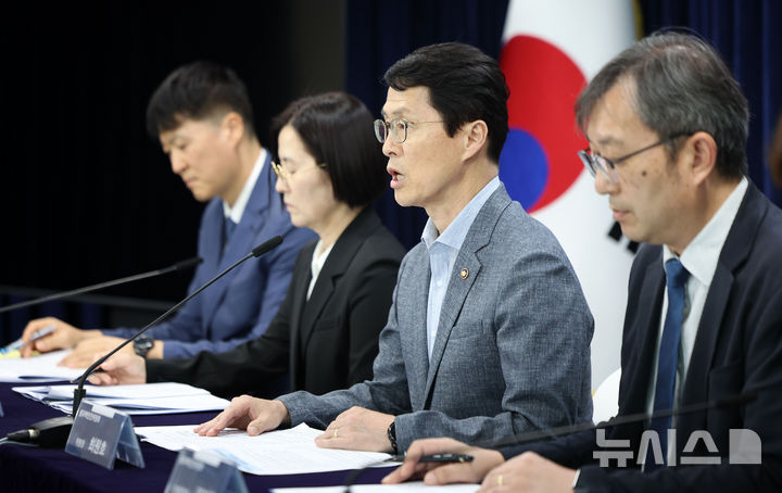 [서울=뉴시스] 김선웅 기자 = 최원호 원자력안전위원장이 3일 서울 종로구 정부서울청사에서 업무보고 사전 브리핑을 하고 있다. 2026.08.04. mangusta@newsis.com