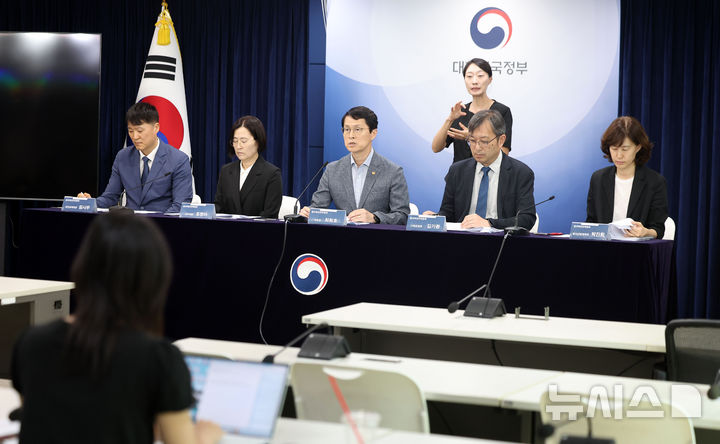 [서울=뉴시스] 김선웅 기자 = 최원호 원자력안전위원장이 3일 서울 종로구 정부서울청사에서 업무보고 사전 브리핑을 하고 있다. 2026.08.04. mangusta@newsis.com