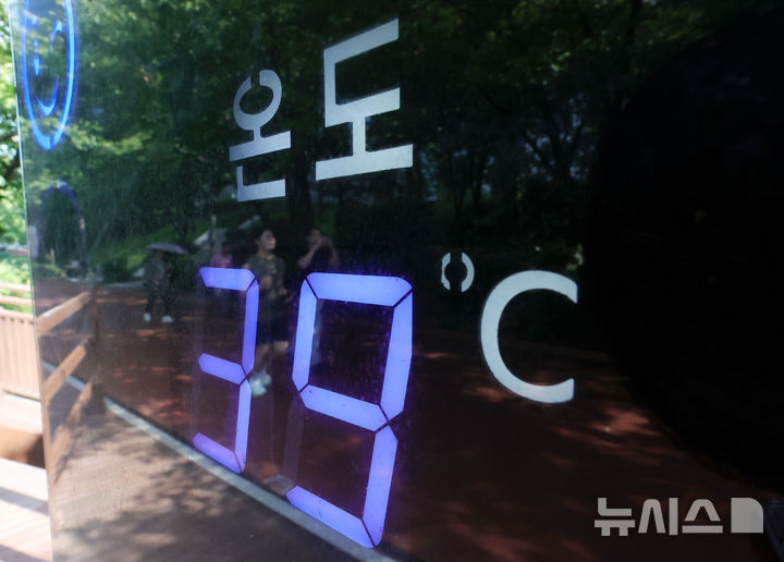 [서울=뉴시스] 홍효식 기자 = 폭염이 이어지는 3일 오후 서울 송파구 석촌호수에서 온도계가 39도를 가리키고 있다. 2026.08.03. yesphoto@newsis.com