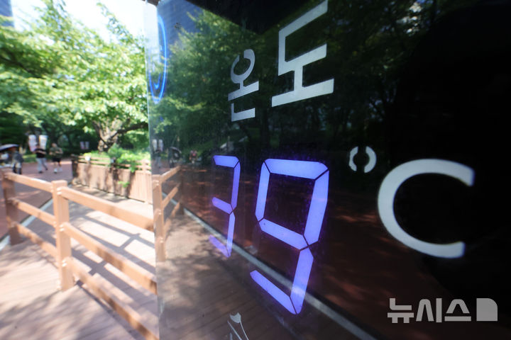 [서울=뉴시스] 홍효식 기자 = 폭염이 이어지는 3일 오후 서울 송파구 석촌호수에서 온도계가 39도를 가리키고 있다. 2026.08.03. yesphoto@newsis.com
