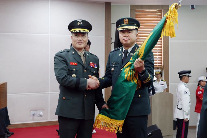 [서울=뉴시스] 3일 국방부조사본부 대강당에서 열린 안보수사단 및 사이버과학수사단 창설식에서 박정훈 본부장이 사이버과학수사단장에게 부대기를 이양하고 있다. (사진=국방부 제공) 2026.08.03. photo@newsis.com *재판매 및 DB 금지