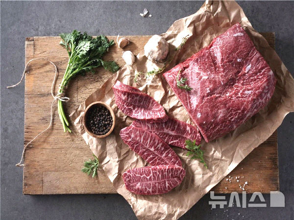 [장흥=뉴시스] 장흥군, 장흥축협, 한우사육농가, 토요시장 식육판매업소가 힘을 모아 출시한 고급육 브랜드 '정남진 장흥한우'. (사진=장흥군 제공) 2026.08.03. photo@newsis.com *재판매 및 DB 금지