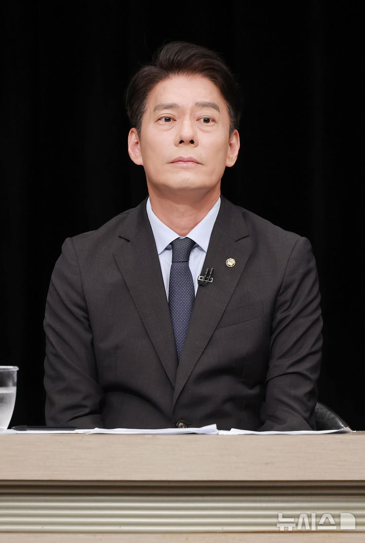 [서울=뉴시스] 국회사진기자단 = 한민수 더불어민주당 최고위원 후보가 지난 3일 경기 부천시 OBS경인TV에서 열린 최고위원 후보자 방송토론회에 참석해 자리하고 있다. 2026.08.03. photo@newsis.com