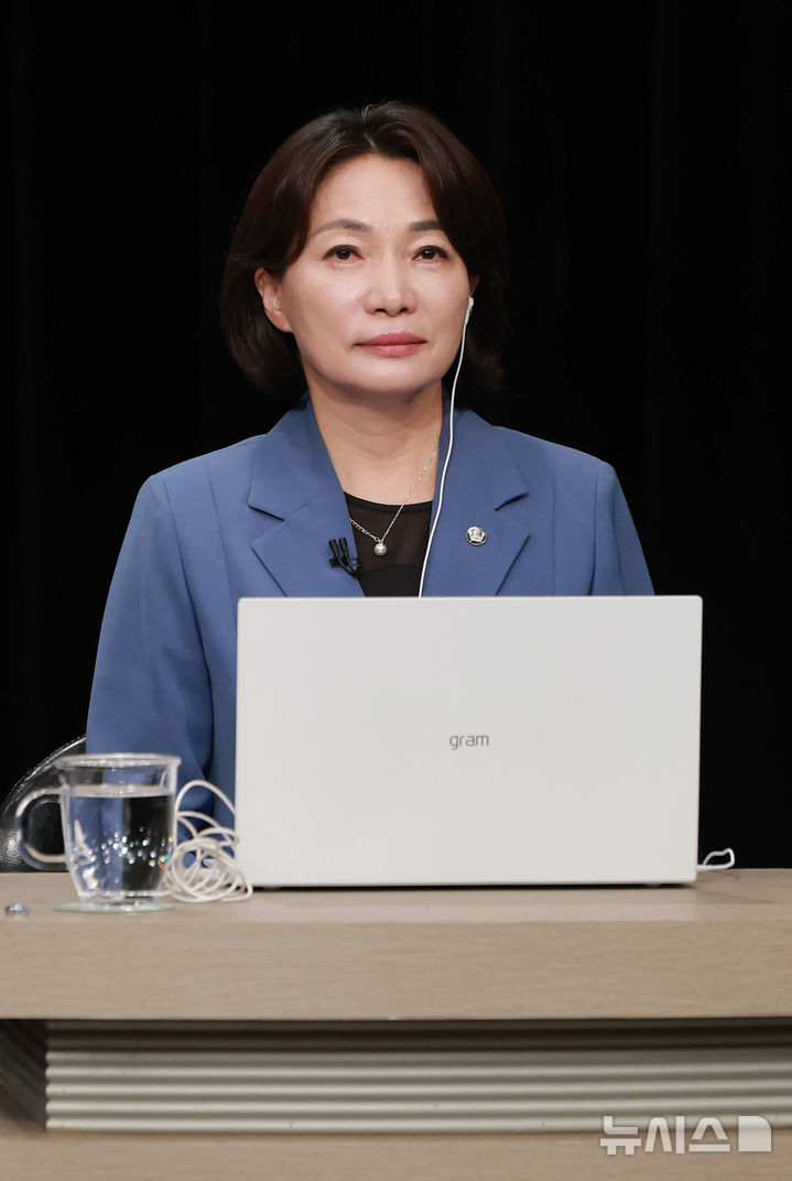 [서울=뉴시스] 국회사진기자단 = 서미화 더불어민주당 최고위원 후보가 지난 3일 경기 부천시 OBS경인TV에서 열린 최고위원 후보자 방송토론회에 참석해 자리하고 있다. 2026.08.03. photo@newsis.com