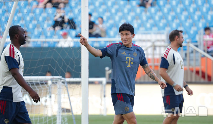 [서귀포=뉴시스] 우장호 기자 = FC 바이에른 뮌헨 김민재가 3일 서귀포시 제주월드컵경기장에서 '아우디 풋볼 써밋 2026' 제주SK FC와 국제 친선경기를 앞두고 열린 오픈 트레이닝에서 활발한 움직임을 보여주고 있다. 2026.08.03. woo1223@newsis.com