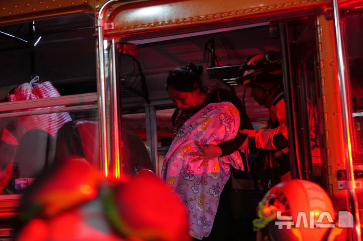 [산후안 알로테낭고=AP/뉴시스] 4일(현지 시간) 과테말라 푸에고 화산 주변 지역에서 대피한 주민들이 산후안 알로테낭고의 임시 대피소에 도착하고 있다. 푸에고 화산은 8년 전 폭발로 200여 명의 사망자가 발생한 바 있다. 2026.08.04.